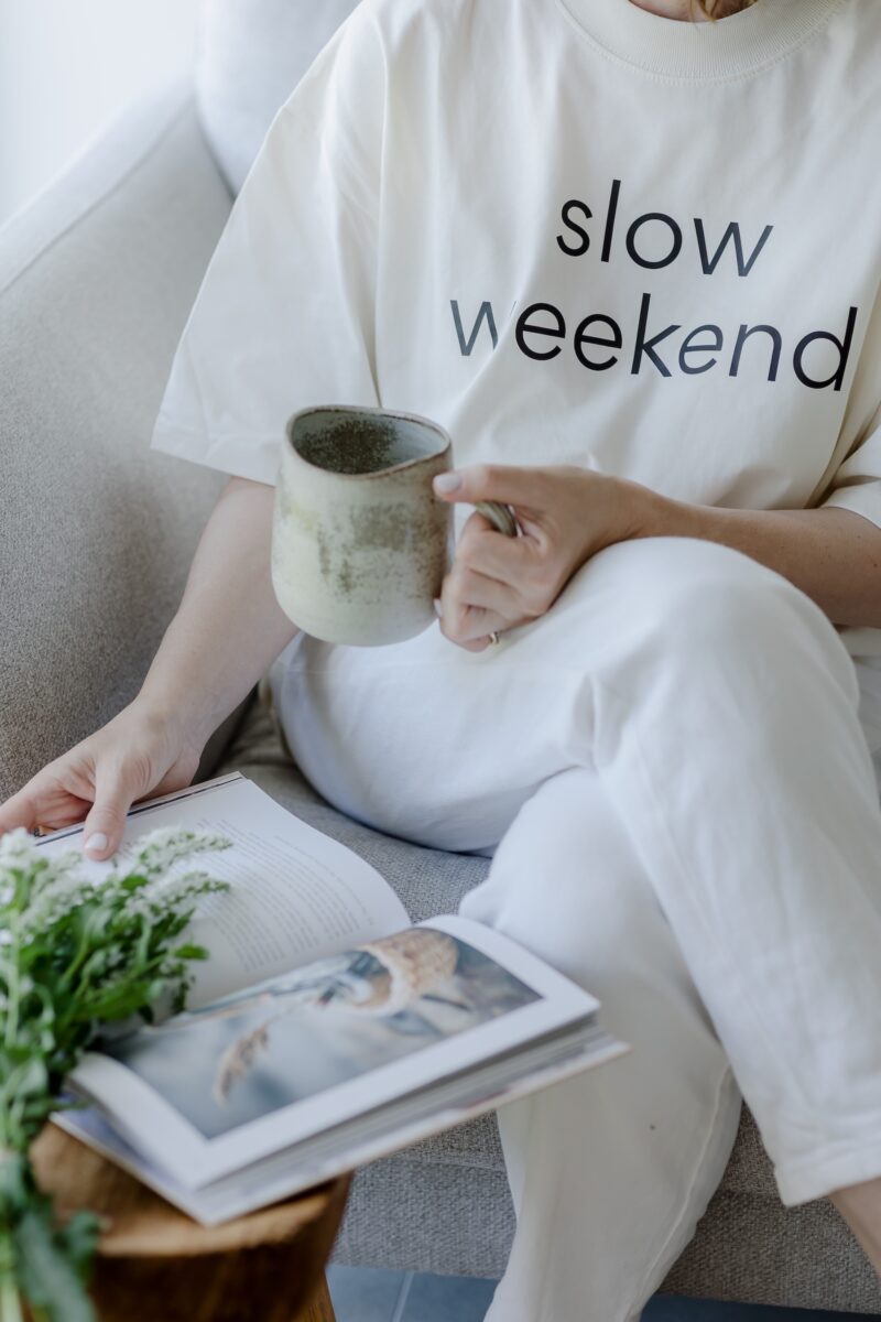 Femeie purtând tricoul Slow Weekend și ținând o cană – În ritmul AYOA