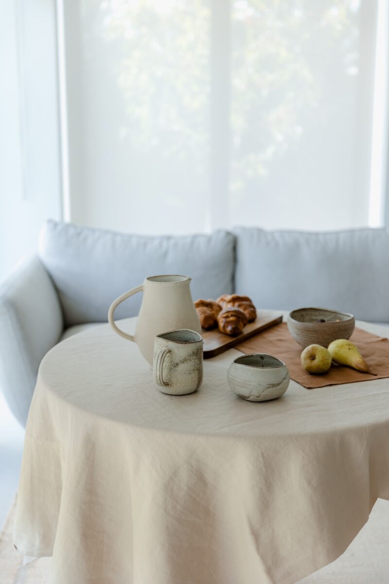 Masă așezată cu ceramică și textile naturale – La masă, în tihnă AYOA